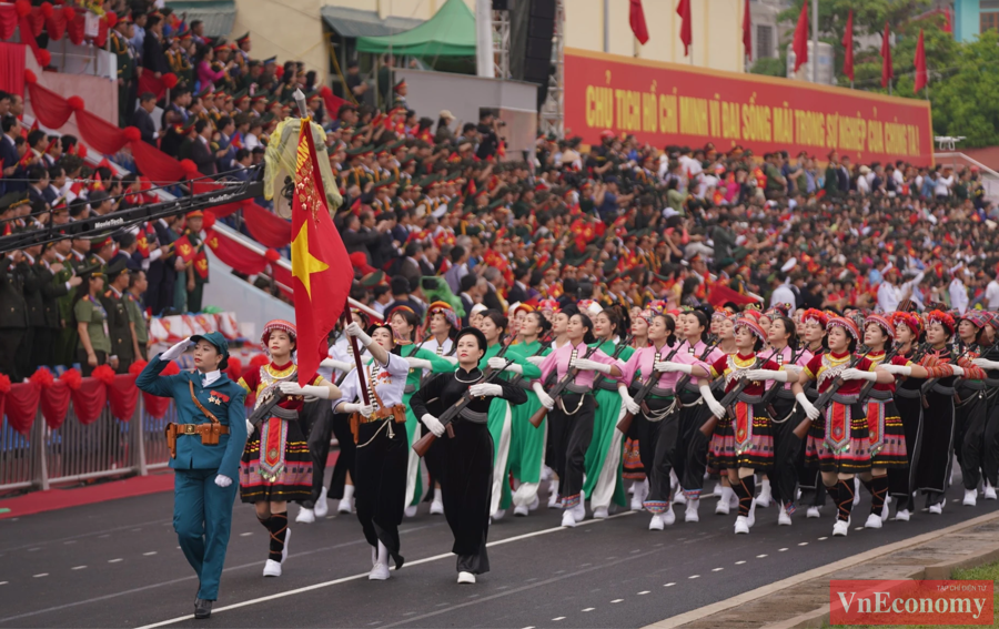 C&aacute;c khối diễu binh, diễu h&agrave;nh sau khi qua lễ đ&agrave;i sẽ tiếp tục di chuyển tr&ecirc;n đường Trường Chinh, qua đường Ho&agrave;ng Văn Th&aacute;i đến ng&atilde; tư A1 v&agrave; chia th&agrave;nh 3 hướng.