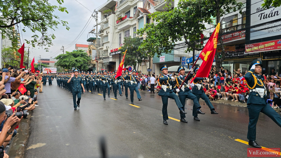 [Phóng sự ảnh]: Đường phố Điện Biên tưng bừng trong lễ diễu binh, diễu hành kỷ niệm 70 năm Chiến thắng Điện Biên Phủ - Ảnh 1