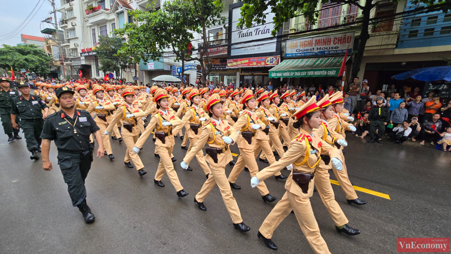 [Phóng sự ảnh]: Đường phố Điện Biên tưng bừng trong lễ diễu binh, diễu hành kỷ niệm 70 năm Chiến thắng Điện Biên Phủ - Ảnh 5