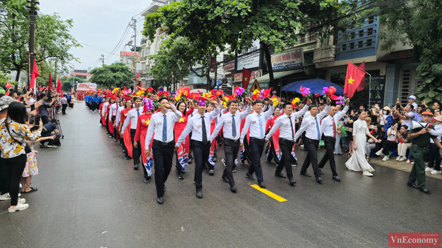 [Phóng sự ảnh]: Đường phố Điện Biên tưng bừng trong lễ diễu binh, diễu hành kỷ niệm 70 năm Chiến thắng Điện Biên Phủ - Ảnh 8
