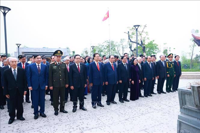 Các đồng chí lãnh đạo, nguyên lãnh đạo Đảng và Nhà nước tri ân các Anh hùng liệt sỹ - Ảnh: Dương Giang/TTXVN