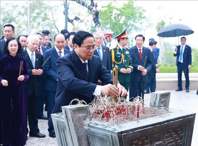 Thủ tướng Phạm Minh Chính dâng hương tri ân các Anh hùng liệt sĩ tại Đền thờ Liệt sỹ tại Chiến trường Điện Biên Phủ - Ảnh: Dương Giang/TTXVN