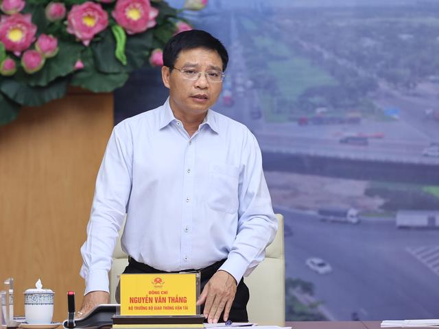 Bộ trưởng Bộ Giao thocirc;ng vận tải Nguyễn Văn Thắng baacute;o caacute;o tại phiecirc;n họp - Ảnh: VGP.