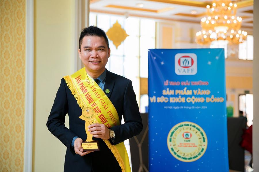 Đại diện Herbalife Việt Nam nhận giải thưởng &ldquo;Sản phẩm V&agrave;ng v&igrave; sức khoẻ cộng đồng&rdquo;.