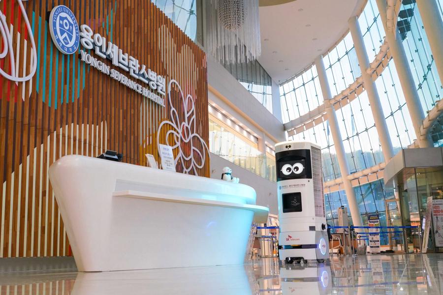 Robot phục vụ trong một bệnh viện ở H&agrave;n Quốc