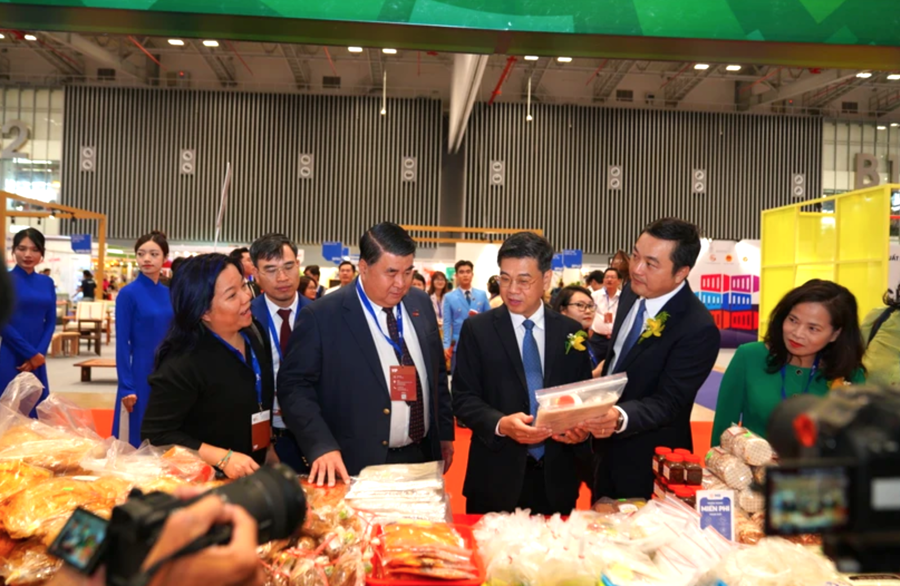 Ông Nguyễn Văn Dũng, Phó Chủ tịch UBND TP. HCM (thứ 3 từ phải sang)  cùng đại diện ban ngành tham quan gian hàng trưng bày sản phẩm của doanh nghiệp - Ảnh: PA.  
