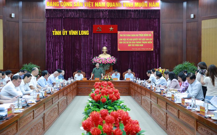 Ph&oacute; Thủ tướng Trần Hồng H&agrave; nhấn mạnh: việc bảo đảm vật liệu san lấp l&agrave; điều kiện quyết định đến tiến độ của c&aacute;c dự &aacute;n giao th&ocirc;ng trọng điểm quốc gia, kết nối li&ecirc;n v&ugrave;ng.