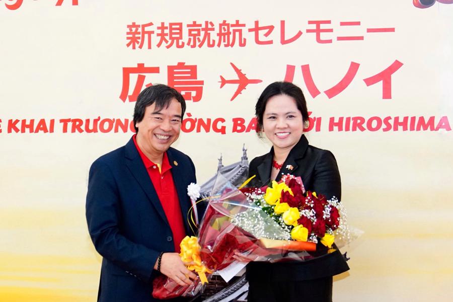 &Ocirc;ng Nguyễn Đức Thịnh, Ph&oacute; Tổng gi&aacute;m đốc Vietjet v&agrave; Tổng l&atilde;nh sự qu&aacute;n Việt Nam tại Fukuoka Vũ Chi Mai c&ugrave;ng ch&agrave;o đ&oacute;n đường bay mới của Vietjet.