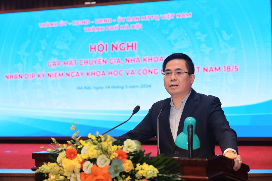 Thứ trưởng Bộ Khoa học vagrave; Cocirc;ng nghệ Nguyễn Hoagrave;ng Giang.