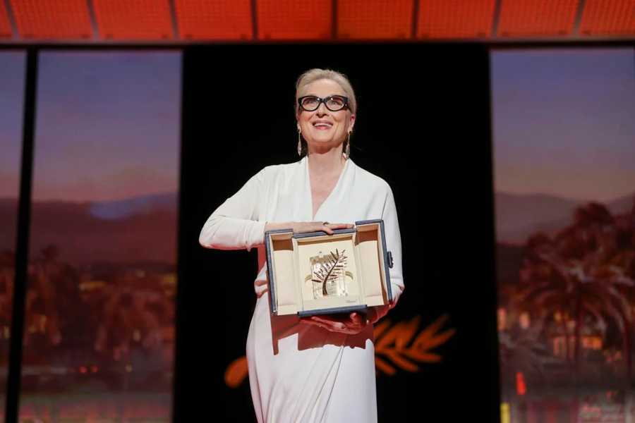 Nữ diễn vi&ecirc;n người Mỹ Meryl Streep&nbsp;được trao giải C&agrave;nh cọ v&agrave;ng danh dự của Cannes ngay trong ng&agrave;y khai mạc.