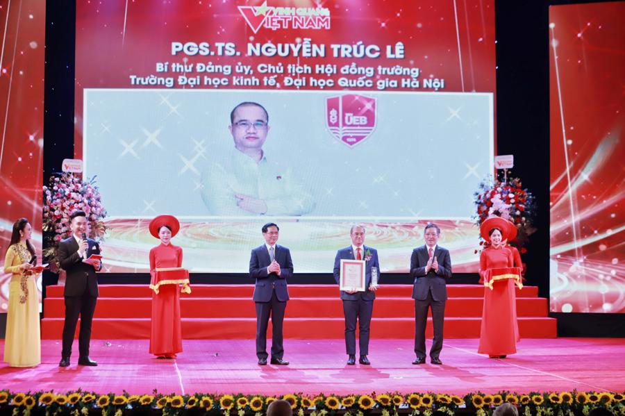 &Ocirc;ng B&ugrave;i Thanh Sơn, Bộ trưởng Bộ Ngoại giao v&agrave; &ocirc;ng Lương Quốc Đo&agrave;n, Chủ tịch Hội N&ocirc;ng d&acirc;n Việt Nam trao biểu trưng v&agrave; bằng khen cho c&aacute;c c&aacute; nh&acirc;n được vinh danh. Ảnh: Hải Nguyễn.