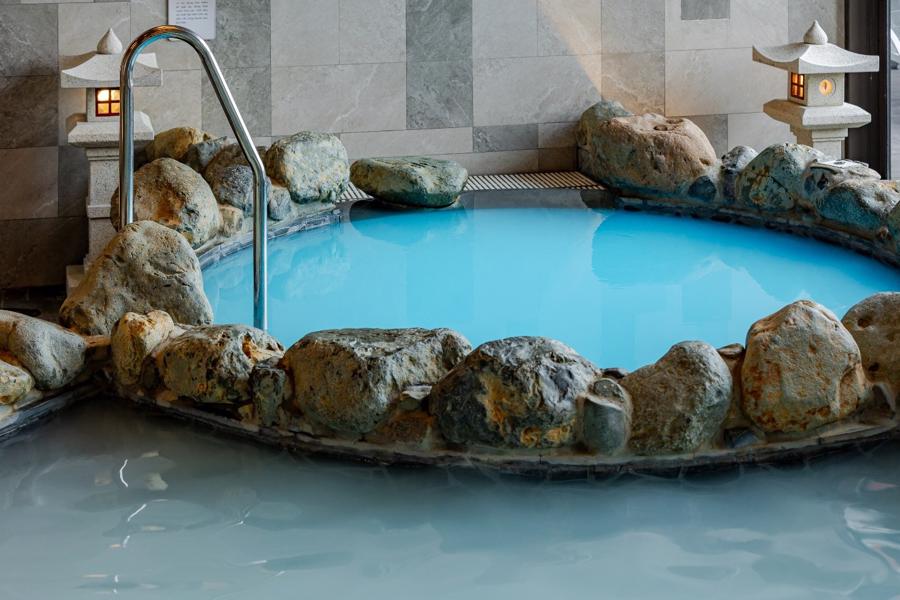 Bể sục jacuzzi.