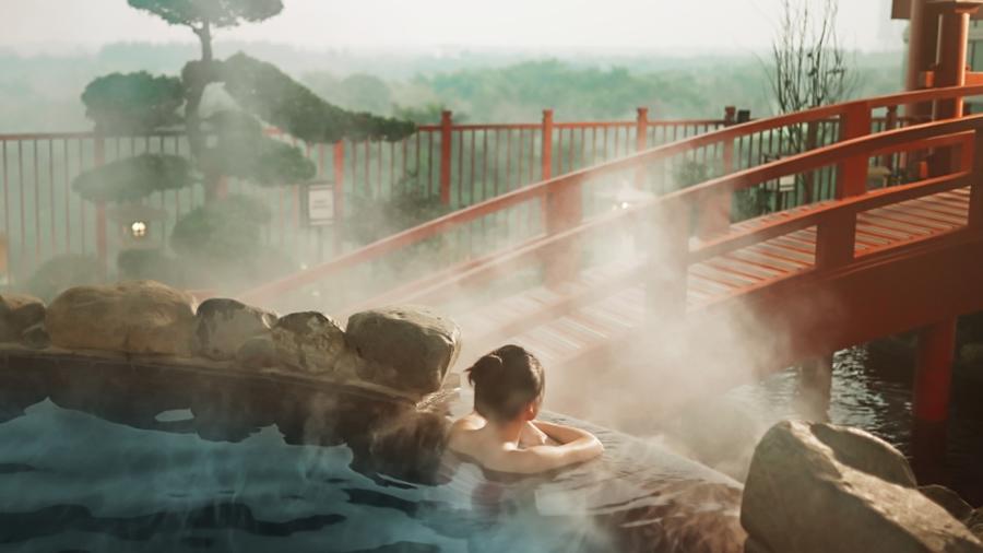 Thư gi&atilde;n tại tổ hợp kho&aacute;ng n&oacute;ng Mori Onsen &amp; Spa.