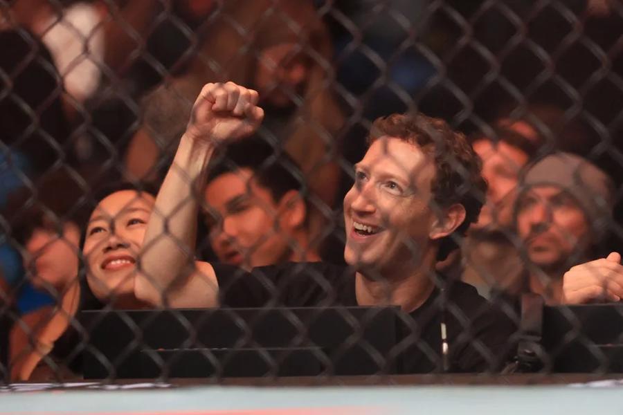 Mark Zuckerberg tham dự c&aacute;c trận đấu MMA.