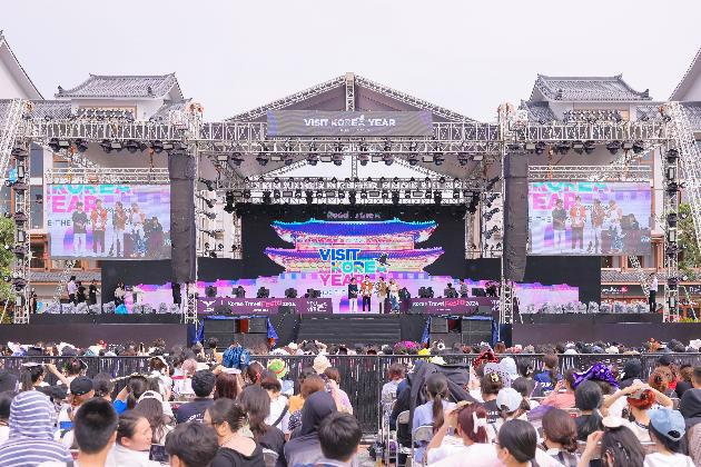 Trong ng&agrave;y 25/5 - 26/5, Vingroup cũng phối hợp với Tổng cục du lịch H&agrave;n Quốc tổ chức chuỗi sự kiện Lễ hội H&agrave;n Quốc l&agrave; Lễ hội Korea Travel Festa v&agrave; Sự kiện Summer K-Day.