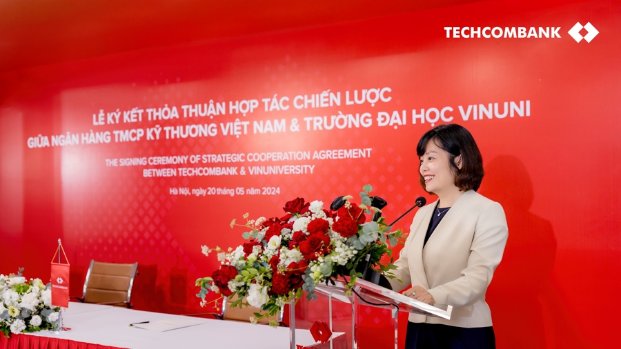 B&agrave; Nguyễn V&acirc;n Linh, Ph&oacute; Gi&aacute;m đốc Khối Ng&acirc;n h&agrave;ng b&aacute;n lẻ Techcombank, ph&aacute;t biểu tại lễ k&yacute; kết.