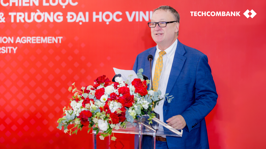 Gi&aacute;o sư David Bangsberg, Hiệu trưởng Trường Đại học VinUni, ph&aacute;t biểu tại lễ k&yacute; kết.