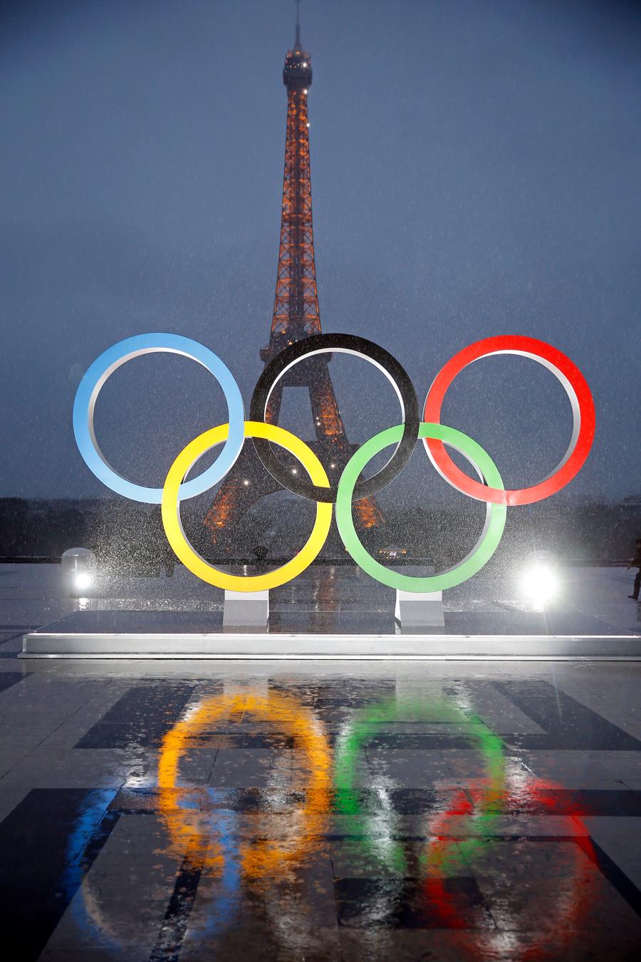 Những chiếc v&ograve;ng biểu tượng Olympic khổng lồ được trưng b&agrave;y tại th&aacute;p Eiffel.