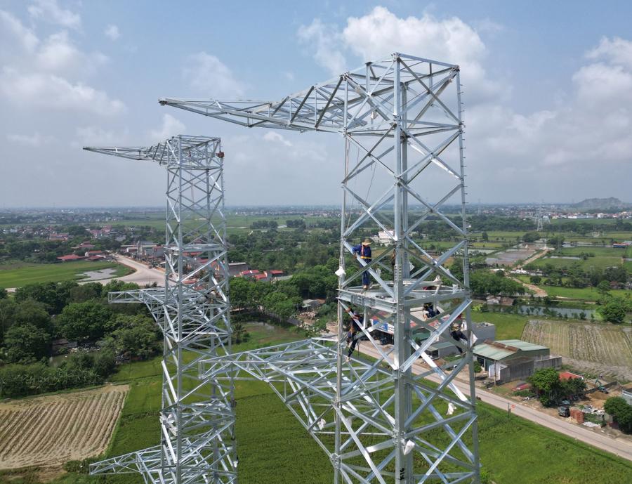 C&ocirc;ng nh&acirc;n c&aacute;c đơn vị thi c&ocirc;ng đường d&acirc;y 500KV mạch qua 3 qua địa b&agrave;n tỉnh Thanh H&oacute;a.