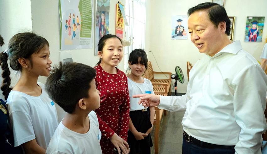 Ph&oacute; Thủ tướng Trần Hồng H&agrave; động vi&ecirc;n, thăm hỏi trẻ em tại L&agrave;ng trẻ em SOS Huế&nbsp; .