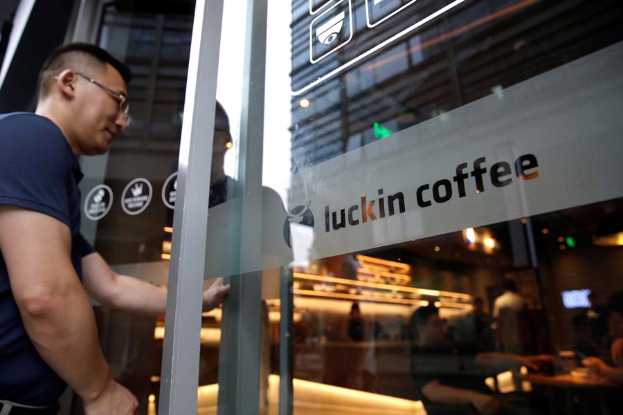 Luckin Coffee lần đầu ti&ecirc;n vượt mặt Starbucks, vươn l&ecirc;n vị tr&iacute; dẫn đầu về doanh thu h&agrave;ng năm v&agrave;o 2023.