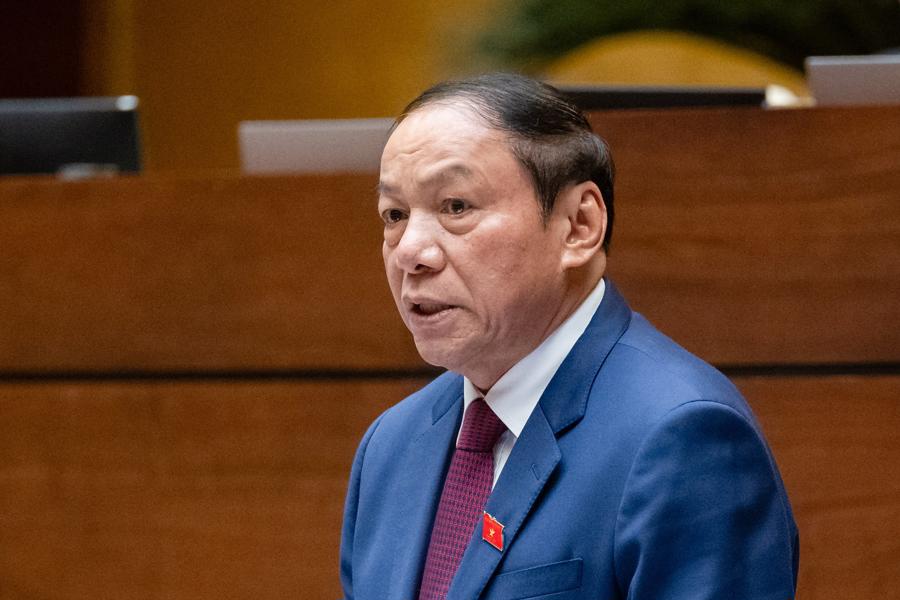 Bộ trưởng Nguyễn Văn H&ugrave;ng trả lời chất vấn của đại biểu. Ảnh: Quochoi.vn.
