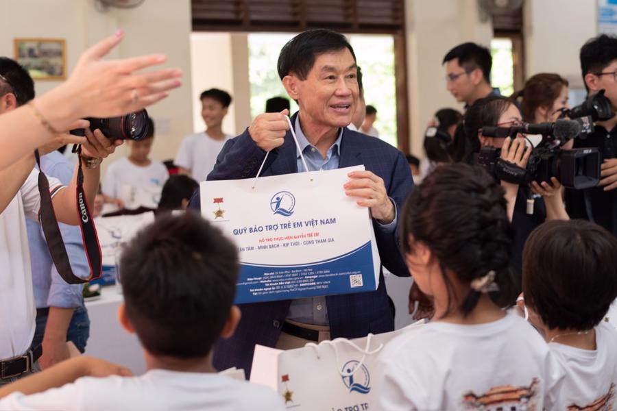 Ông Johnathan Hạnh Nguyễn tặng 1 tỷ đồng cho Quỹ Bảo trợ Trẻ em Việt Nam  - Ảnh 1