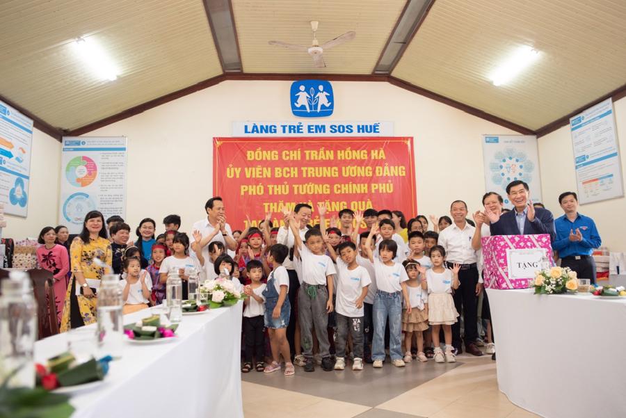 &Ocirc;ng Johnathan Hạnh Nguyễn c&ugrave;ng c&aacute;c cấp l&atilde;nh đạo thăm l&agrave;ng trẻ em SOS&nbsp;tỉnh Thừa Thi&ecirc;n Huế.