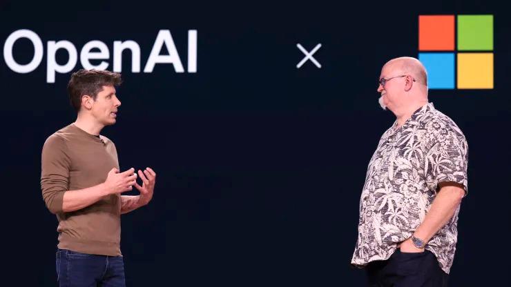 Gi&aacute;m đốc điều h&agrave;nh OpenAI Sam Altman n&oacute;i chuyện với Gi&aacute;m đốc C&ocirc;ng nghệ v&agrave; Ph&oacute; Gi&aacute;m đốc Điều h&agrave;nh Tr&iacute; tuệ Nh&acirc;n tạo Kevin Scott của Microsoft trong hội nghị Microsoft Build tại trụ sở Microsoft ở Redmond, Washington, v&agrave;o ng&agrave;y 21/5