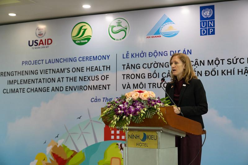 B&agrave; Aler Grubbs, Gi&aacute;m đốc USAID Việt Nam: "C&ugrave;ng nhau ch&uacute;ng ta sẽ bảo vệ sức khỏe cộng đồng".