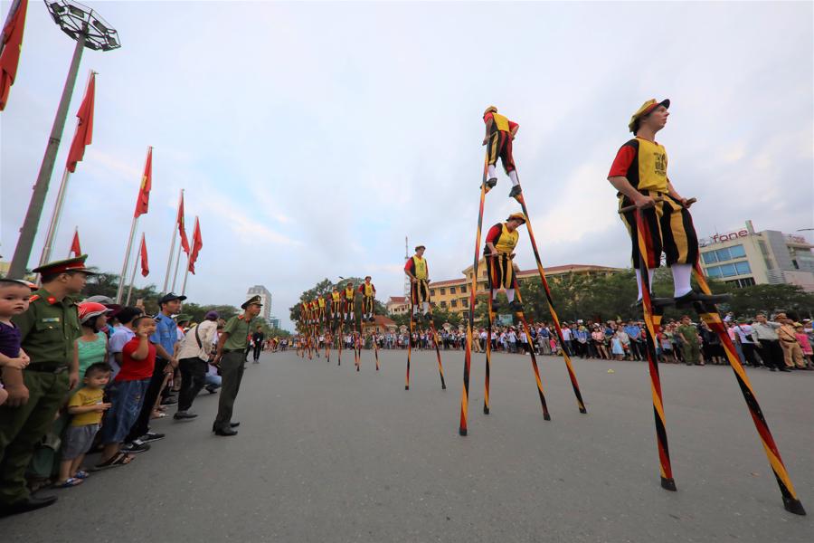 Đo&agrave;n Cakheo (vương quốc Bỉ) biểu diễn tr&ecirc;n đường phố Huế