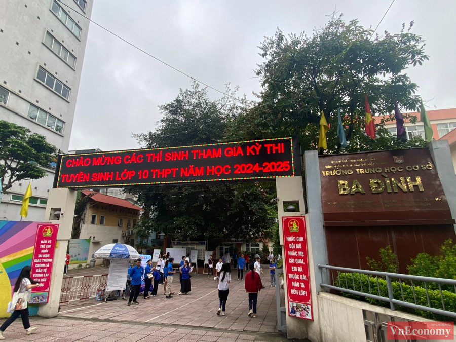 [Phóng sự ảnh]: Sáng nay, gần 106.000 thí sinh Hà Nội bắt đầu kỳ thi vào lớp 10  - Ảnh 5