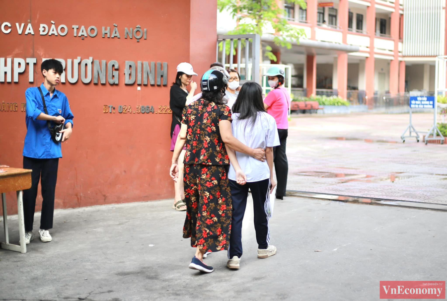 [Phóng sự ảnh]: Sáng nay, gần 106.000 thí sinh Hà Nội bắt đầu kỳ thi vào lớp 10  - Ảnh 3