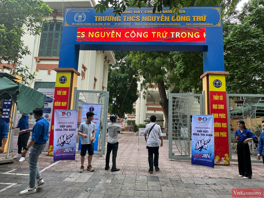 [Phóng sự ảnh]: Sáng nay, gần 106.000 thí sinh Hà Nội bắt đầu kỳ thi vào lớp 10  - Ảnh 1