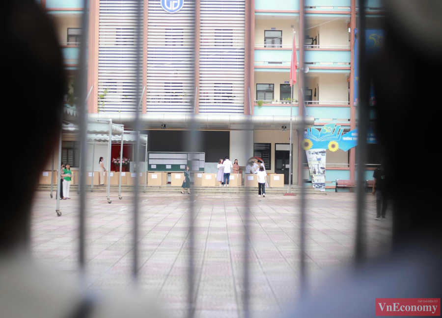 [Phóng sự ảnh]: Sáng nay, gần 106.000 thí sinh Hà Nội bắt đầu kỳ thi vào lớp 10  - Ảnh 8