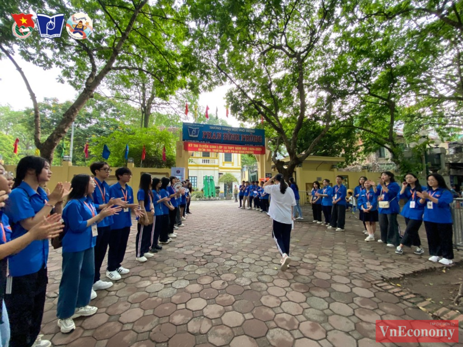 [Phóng sự ảnh]: Sáng nay, gần 106.000 thí sinh Hà Nội bắt đầu kỳ thi vào lớp 10  - Ảnh 2