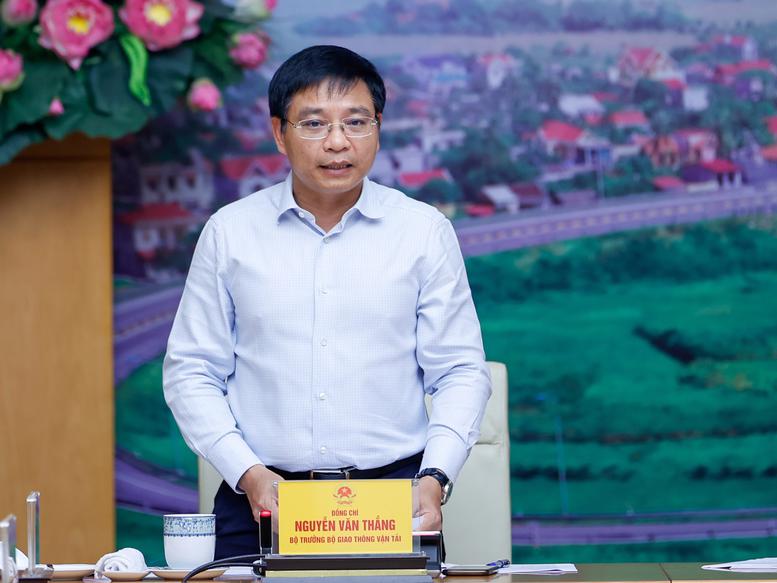 Bộ trưởng Bộ Giao thông vận tải Nguyễn Văn Thắng báo cáo tại phiên họp - Ảnh: VGP.