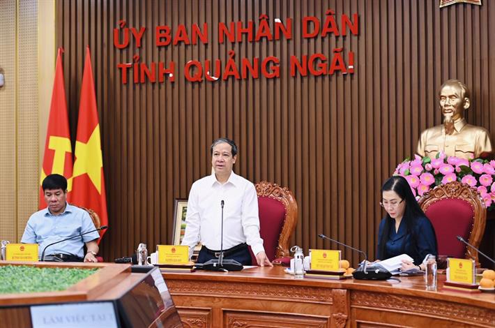 Bộ trưởng Nguyễn Kim Sơn ph&aacute;t biểu tại buổi l&agrave;m việc. Ảnh: MOET.