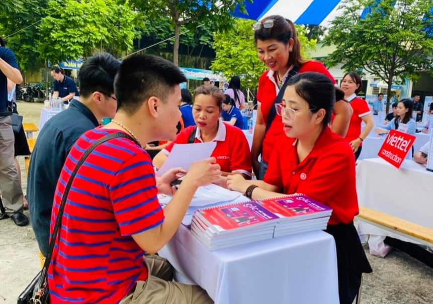 Doanh nghiệp tham gia tuyển dụng lao động.