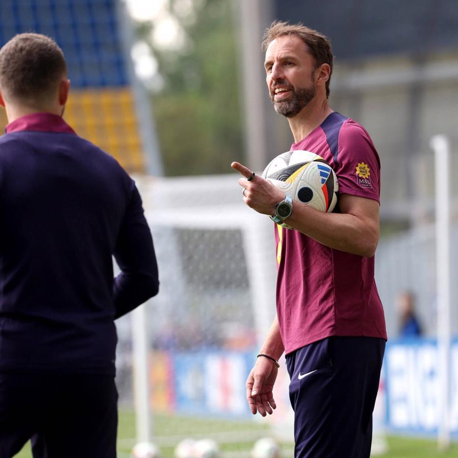 Huấn luyện vi&ecirc;n&nbsp;Gareth Southgate v&agrave; c&aacute;c cầu thủ Anh lu&ocirc;n đeo nhẫn th&ocirc;ng minh tr&ecirc;n s&acirc;n tập.