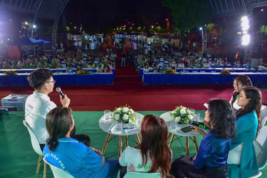 Tọa đ&agrave;m thu h&uacute;t sự quan t&acirc;m, lắng nghe của nhiều người tham gia Ng&agrave;y hội Sống xanh Ảnh: L&ecirc; Qu&acirc;n