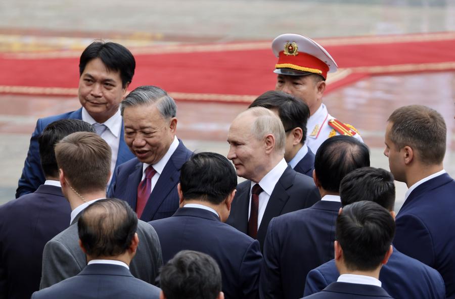 Lễ đón chính thức Tổng thống LB Nga Vladimir Putin thăm cấp Nhà nước tới Việt Nam - Ảnh 1