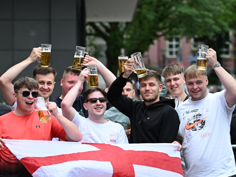 C&aacute;c cổ động vi&ecirc;n đ&atilde; uống hết 7.500 cốc bia trong ng&agrave;y diễn ra trận đấu Anh gặp Serbia tuần trước.