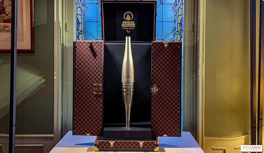 Chiếc rương đặc biệt n&agrave;y, minh chứng cho di sản 170 năm của Louis Vuitton trong Nghệ thuật Du lịch, sẽ bảo vệ ngọn đuốc Olympic.