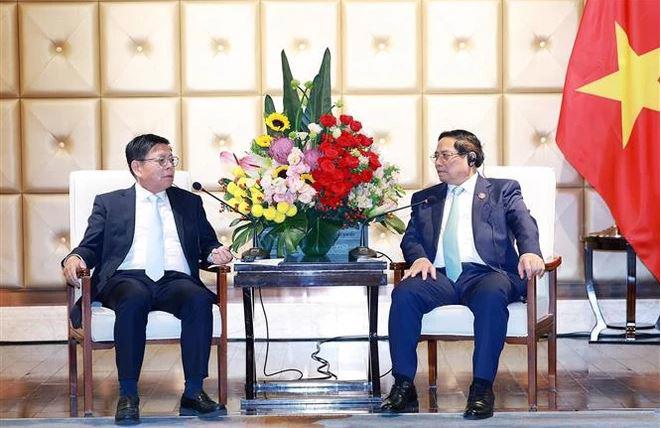 PM Chinh (R) and Mr. Lou Qiliang at their meeting in Dalian on June 25(Photo: VNA)