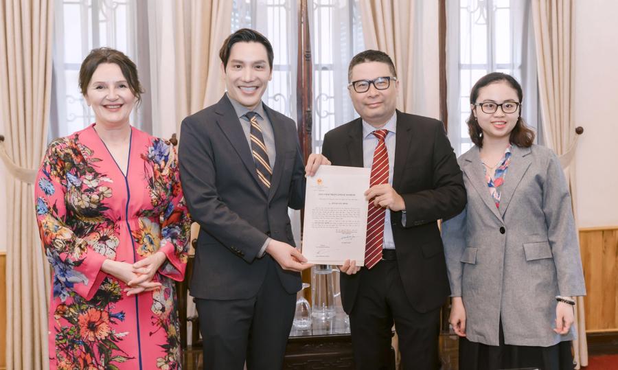 Director of the Consular Department under the Ministry of Foreign Affairs, Mr. Doan Hoang Minh (second from right) gives a certificate recognising Vietnamese businessman Mr. Bui Quang Minh (second from left) as Honorary Consul of Slovenia in Ho Chi Minh City, in the presence of H.E. Alenka Suhadolnik (left), Ambassador of Slovenia to Vietnam.