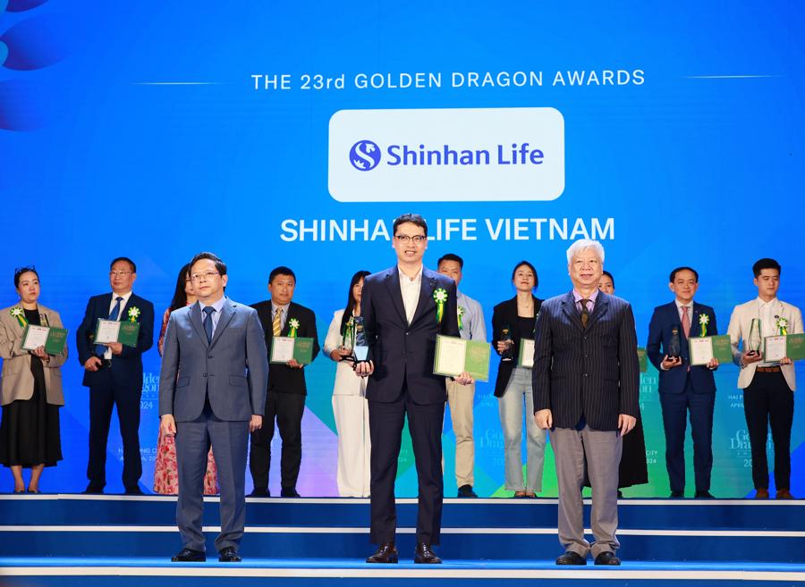 Shinhan Life Vietnam honored with the Golden Dragon Award 2024 from VnEconomy / Vietnam Economic Times