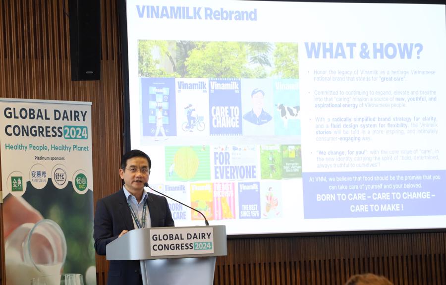 Mr. Nguyen Quang Tri, Executive Director of Marketing at Vinamilk, spoke about Vinamilk&rsquo;s innovation and sustainable development strategy with the message &ldquo;Care to Change&rdquo;.