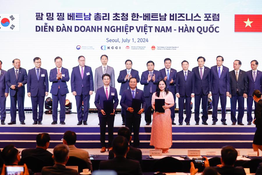 Thủ tướng Phạm Minh Chính và các đại biểu đã chứng kiến các đối tác của hai nước trao đổi các thỏa thuận hợp tác - Ảnh: VGP