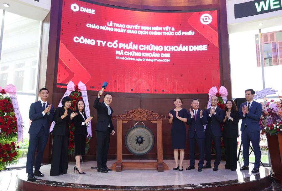 &Ocirc;ng Nguyễn Ho&agrave;ng Giang, Chủ tịch HĐQT DNSE thực hiện nghi thức đ&aacute;nh cồng.